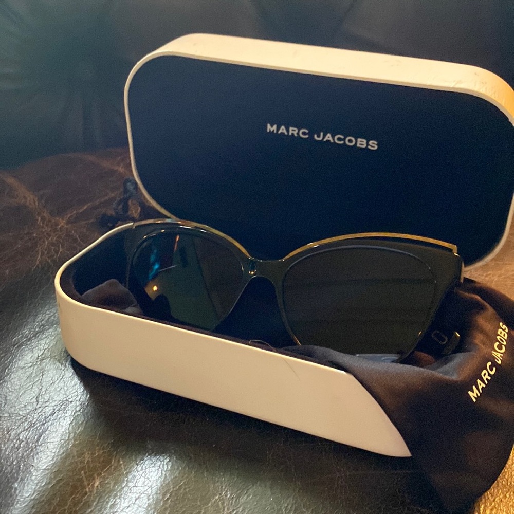 Marc Jacobs Carey’s sunglasses with bag and case